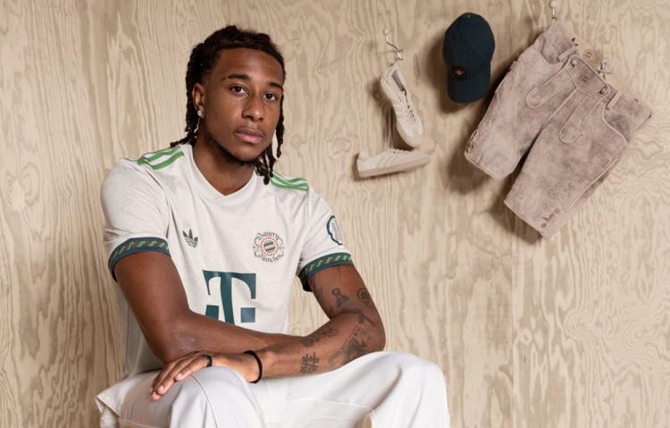 手装备赞助, 的年份里